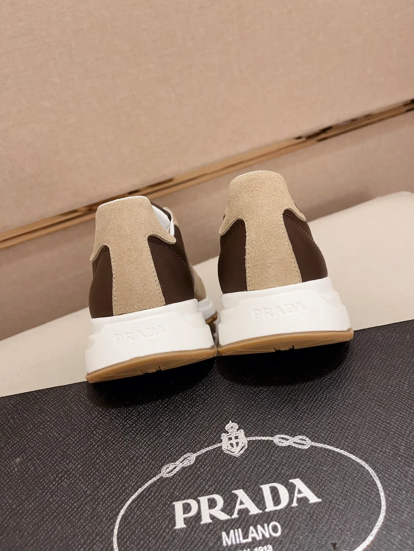 Men's shoes💰 540💰 ✔️✔️✔️Higher version High-quality new PRADA (Prada) counters are launched simultaneously. The new men's shoes and 😘fabric are made of selected first-layer cowhide ➕ breathable fabric technology. Lining: Full cowhide lining. 👍🏿 High-end ☄️ air-cushion molded anti-slip rubber outsole, exquisite lines, simple and elegant, comfortable and high-end for leisure travel. Code number: 38 to 44 (45 can be customized)